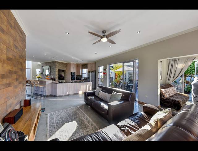 5 BEDROOM GOLF ESTATE FOR SALE IN BLUE VALLEY GOLF ESTATE